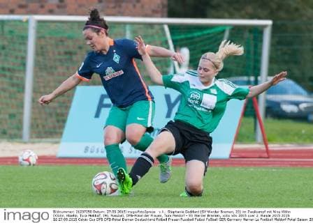 v.li.: Stephanie Goddard (SV Werder Bremen, 23) im Zweikampf mit Nina Klöhn (Klohn, Kloehn, Tura Meldorf, 19), Fussball, DFB-Pokal der Frauen, Tura Meldorf - SV Werder Bremen, xobx