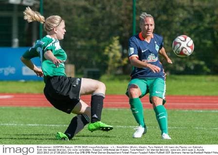 v.li.: Nina Klöhn (Klohn, Kloehn, Tura Meldorf, 19) kann die Flanke von Gabriella Toth (SV Werder Bremen, 15) nicht verhindern, Fussball, DFB-Pokal der Frauen, Tura Meldorf - SV Werder Bremen, xobx