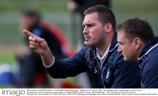 Saban Uzun (Trainer, SIN), gibt Anweisungen, gestikuliert, mit den Armen gestikulieren, gives instructions, gesticulate, Fussball, DFB-Pokal der Frauen, VfL Sindelfingen - SC Freiburg, xozx