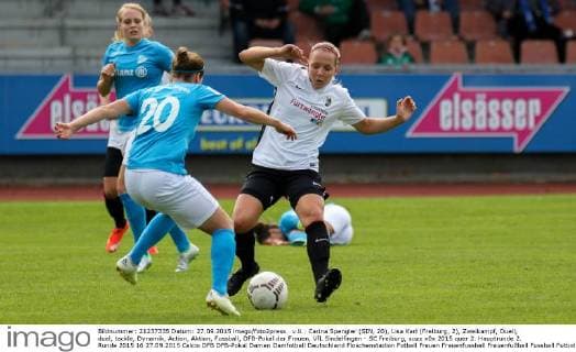 v.li.: Carina Spengler (SIN, 20), Lisa Karl (Freiburg, 2), Zweikampf, Duell, duel, tackle, Dynamik, Action, Aktion, Fussball, DFB-Pokal der Frauen, VfL Sindelfingen - SC Freiburg, xozx