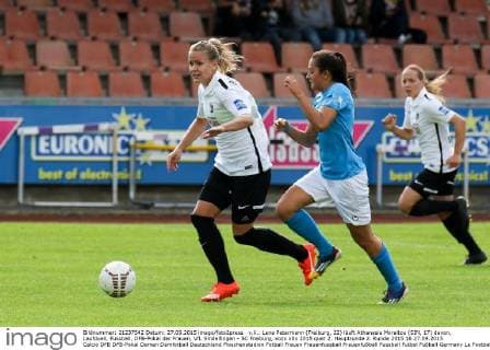 v.li.: Lena Petermann (Freiburg, 22) läuft Athanasia Moraitou (SIN, 17) davon, Laufduell, Fussball, DFB-Pokal der Frauen, VfL Sindelfingen - SC Freiburg, xozx