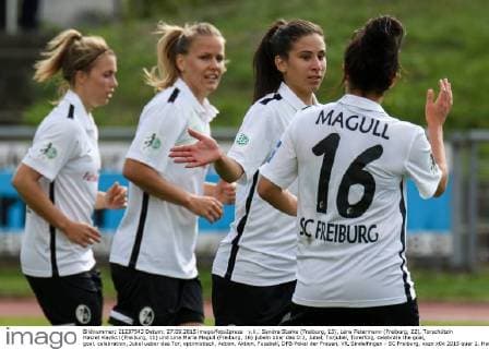 v.li.: Sandra Starke (Freiburg, 13), Lena Petermann (Freiburg, 22), Torschützin Hasret Kayikci (Freiburg, 11) und Lina Maria Magull (Freiburg, 16) jubeln über das 0:2, Jubel, Torjubel, Torerfolg, celebrate the goal, goal, celebration, Jubel ueber das Tor, optimistisch, Action, Aktion, Fussball, DFB-Pokal der Frauen, VfL Sindelfingen - SC Freiburg, xozx