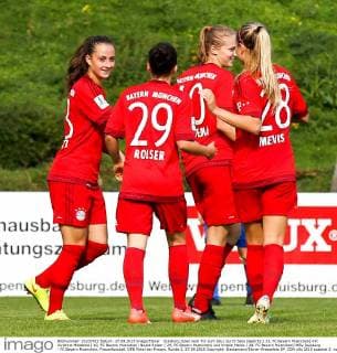 Duisburg Jubel nach Tor zum 0zu1 durch Sara Daebritz ( 33, FC Bayern Muenchen) mit Vivianne Miedema ( 10, FC Bayern Muenchen) Nicole Rolser ( 29, FC Bayern Muenchen) und Kristie Mewis ( 28, FC Bayern Muenchen) MSV Duisburg - FC Bayern Muenchen, Frauenfussball, DFB Pokal der Frauen, Runde 2, 27.09.2015 Copyright: Deutzmann Eibner-Pressefoto EP_CDN