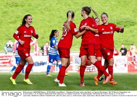 Duisburg Torjubel ueber das 0zu2 von Carina Wenninger ( 19, FC Bayern Muenchen) mit Kristie Mewis ( 28, FC Bayern Muenchen) MSV Duisburg - FC Bayern Muenchen, Frauenfussball, DFB Pokal der Frauen, Runde 2, 27.09.2015 Copyright: Deutzmann Eibner-Pressefoto EP_CDN