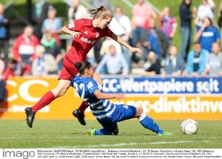 Duisburg Vivianne Miedema ( 10, FC Bayern Muenchen) mit Lara Hess ( 22, MSV Duisburg) MSV Duisburg - FC Bayern Muenchen, Frauenfussball, DFB Pokal der Frauen, Runde 2, 27.09.2015 Copyright: Deutzmann Eibner-Pressefoto EP_CDN