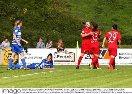 Duisburg Jubel nach Tor zum 0zu1 durch Sara Daebritz ( 33, FC Bayern Muenchen) mit Vivianne Miedema ( 10, FC Bayern Muenchen) und Nicole Rolser ( 29, FC Bayern Muenchen) MSV Duisburg - FC Bayern Muenchen, Frauenfussball, DFB Pokal der Frauen, Runde 2, 27.09.2015 Copyright: Deutzmann Eibner-Pressefoto EP_CDN