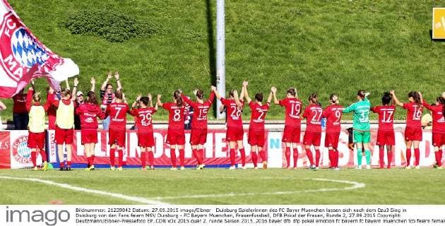 Duisburg Spielerinnen des FC Bayer Muenchen lassen sich nach dem 0zu3 Sieg in Duisburg von den Fans feiern MSV Duisburg - FC Bayern Muenchen, Frauenfussball, DFB Pokal der Frauen, Runde 2, 27.09.2015 Copyright: Deutzmann Eibner-Pressefoto EP_CDN
