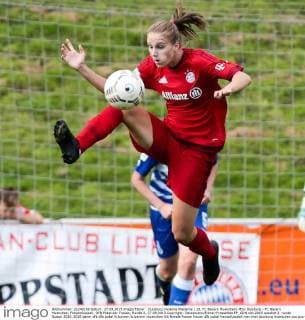 Duisburg Vivianne Miedema ( 10, FC Bayern Muenchen) MSV Duisburg - FC Bayern Muenchen, Frauenfussball, DFB Pokal der Frauen, Runde 2, 27.09.2015 Copyright: Deutzmann Eibner-Pressefoto EP_CDN