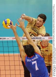 Ludwigsburg , Volleyball 4- Nationen Turnier Deutschland vs. Serbien , von oben: Michael Andrei ( GER ) Dragan Stankovic ( SER )