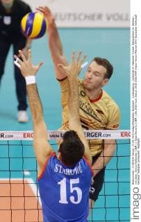 Ludwigsburg , Volleyball 4- Nationen Turnier Deutschland vs. Serbien , von oben: Denys Kaliberda ( GER ) Sasa Starovic ( SER )
