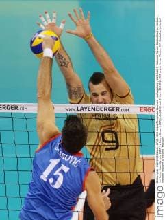 Ludwigsburg , Volleyball 4- Nationen Turnier Deutschland vs. Serbien , von links: Sasa Starovic ( SER ) Georg Grozer ( GER )