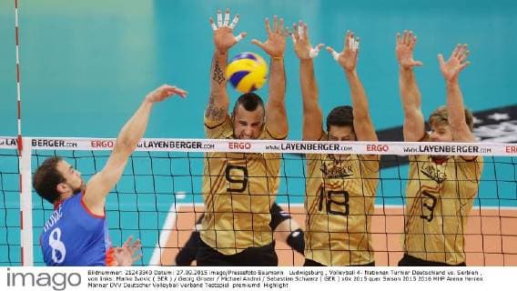 Ludwigsburg , Volleyball 4- Nationen Turnier Deutschland vs. Serbien , von links: Marko Ivovic ( SER ) Georg Grozer Michael Andrei Sebastian Schwarz ( GER )