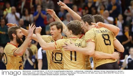 Ludwigsburg , Volleyball 4- Nationen Turnier Deutschland vs. Serbien , Jubel Deutschland , von links: Philipp Collin Jochen Schöps Lukas Kampa Marcus Böhme