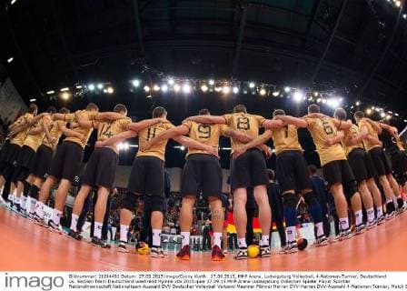 27.09.2015, MHP Arena, Ludwigsburg Volleyball, 4-Nationen-Turnier, Deutschland vs. Serbien Team Deutschland waehrend Hymne