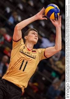 27.09.2015, MHP Arena, Ludwigsburg Volleyball, 4-Nationen-Turnier, Deutschland vs. Serbien Zuspiel Lukas Kampa ( 11 GER)