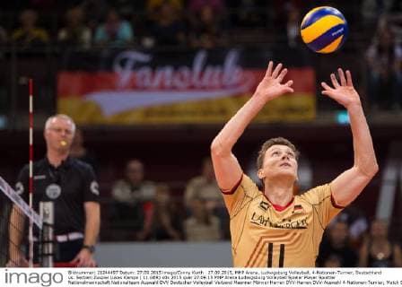 27.09.2015, MHP Arena, Ludwigsburg Volleyball, 4-Nationen-Turnier, Deutschland vs. Serbien Zuspiel Lukas Kampa ( 11 GER)