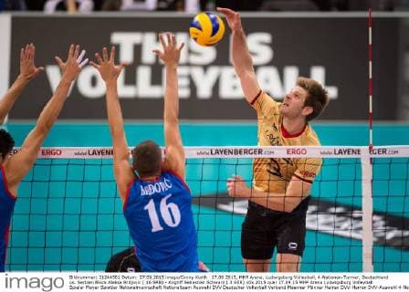 27.09.2015, MHP Arena, Ludwigsburg Volleyball, 4-Nationen-Turnier, Deutschland vs. Serbien Block Aleksa Brdjovic ( 16 SRB) - Angriff Sebastian Schwarz ( 3 GER)