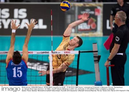 27.09.2015, MHP Arena, Ludwigsburg Volleyball, 4-Nationen-Turnier, Deutschland vs. Serbien Block Sasa Starovic ( 15 SRB) - Angriff Denys Kaliberda ( 6 GER)