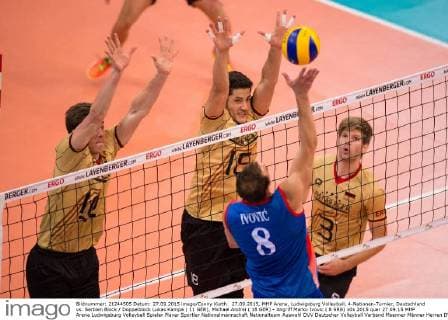 27.09.2015, MHP Arena, Ludwigsburg Volleyball, 4-Nationen-Turnier, Deutschland vs. Serbien Block Doppelblock Lukas Kampa ( 11 GER), Michael Andrei ( 18 GER) - Angriff Marko Ivovic ( 8 SRB)