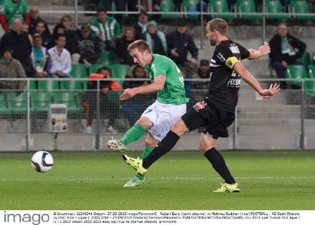 Robert Beric (saint etienne) vs Mathieu Bodmer (nice) FOOTBALL : AS Saint Etienne vs OGC Nice - Ligue 1 2015 2016 - 27 09 2015 FredericChambert Panoramic 