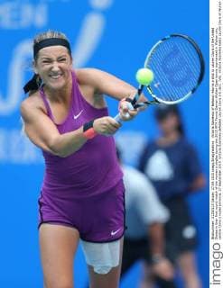 Victoria Azarenka of Belarus returns a shot to Lauren Davis of the United States in their first round match of the women s singles during the 2015 WTA Tennis Damen Wuhan Open tennis tournament in Wuhan city, central China s Hubei province, 27 September 2015. Victoria Azarenka defeated Lauren Davis 2-0 (6 2, 7 6). Victoria Azarenka beats Lauren Davis at Wuhan Open  20150927_37443