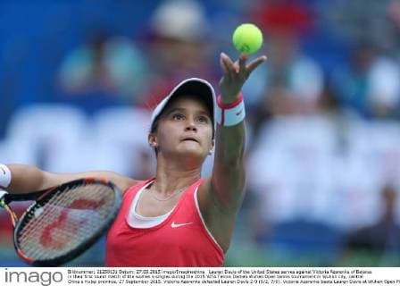 Lauren Davis of the United States serves against Victoria Azarenka of Belarus in their first round match of the women s singles during the 2015 WTA Tennis Damen Wuhan Open tennis tournament in Wuhan city, central China s Hubei province, 27 September 2015. Victoria Azarenka defeated Lauren Davis 2-0 (6 2, 7 6). Victoria Azarenka beats Lauren Davis at Wuhan Open  20150927_68837