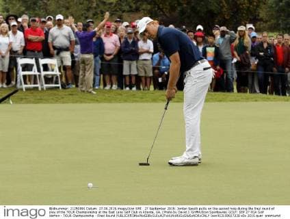 27 September 2015: Jordan Spieth putts on the second hole during the final round of play of the TOUR Championship at the East Lake Golf Club in Atlanta, GA. (Photo by David J. Griffin Icon Sportswire) GOLF: SEP 27 PGA Golf Herren - TOUR Championship - Final Round Icon953150927238 EDITORIAL USE ONLY