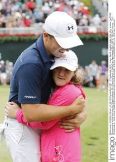 27 September 2015: Jordan Spieth hugs his sister, Ellie, after winning the TOUR Championship at the East Lake Golf Club in Atlanta, GA. (Photo by David J. Griffin Icon Sportswire) GOLF: SEP 27 PGA Golf Herren - TOUR Championship - Final Round Icon953150927682 EDITORIAL USE ONLY