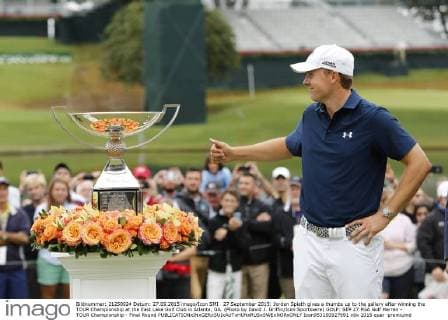 27 September 2015: Jordan Spieth gives a thumbs up to the gallery after winning the TOUR Championship at the East Lake Golf Club in Atlanta, GA. (Photo by David J. Griffin Icon Sportswire) GOLF: SEP 27 PGA Golf Herren - TOUR Championship - Final Round Icon953150927691 EDITORIAL USE ONLY