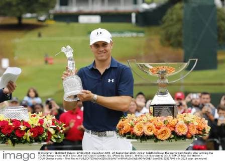 27 September 2015: Jordan Spieth holds up the tournament trophy after winning the TOUR Championship at the East Lake Golf Club in Atlanta, GA. (Photo by David J. Griffin Icon Sportswire) GOLF: SEP 27 PGA Golf Herren - TOUR Championship - Final Round Icon953150927696 EDITORIAL USE ONLY