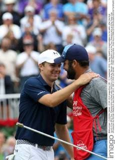 27 September 2015: Jordan Spieth is congratulated by his caddy after the final round of the 2015 Tour Championship at East Lake Golf Club in Atlanta, Georgia. Jordan Spieth wins the Tour Championship and the Fedex Cup. (Photograph by Michael Wade Icon Sportswire) GOLF: SEP 27 PGA Golf Herren - TOUR Championship - Final Round Icon092715124 EDITORIAL USE ONLY