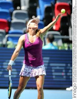 Alexandra Dulgheru of Romania serves against Ana Ivanovic of Serbia in their first round match of the women s singles during the 2015 WTA Tennis Damen Wuhan Open tennis tournament in Wuhan city, central China s Hubei province, 28 September 2015. Ana Ivanovic defeated Alexandra Dulgheru 2-0 (6 1, 6 3). Ana Ivanovic defeats Alexandra Dulgheru at Wuhan Open  20150928_33120