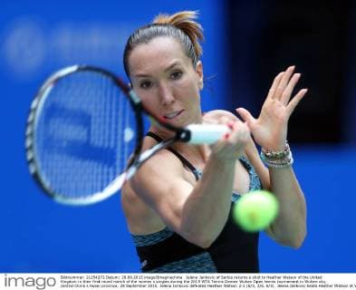 Jelena Jankovic of Serbia returns a shot to Heather Watson of the United Kingdom in their first round match of the women s singles during the 2015 WTA Tennis Damen Wuhan Open tennis tournament in Wuhan city, central China s Hubei province, 28 September 2015. Jelena Jankovic defeated Heather Watson 2-1 (6 3, 2 6, 6 3). Jelena Jankovic beats Heather Watson at Wuhan Open  20150928_34184