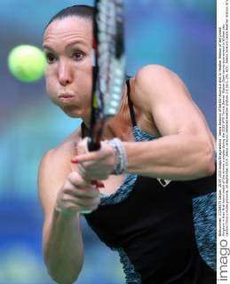 Jelena Jankovic of Serbia returns a shot to Heather Watson of the United Kingdom in their first round match of the women s singles during the 2015 WTA Tennis Damen Wuhan Open tennis tournament in Wuhan city, central China s Hubei province, 28 September 2015. Jelena Jankovic defeated Heather Watson 2-1 (6 3, 2 6, 6 3). Jelena Jankovic beats Heather Watson at Wuhan Open  20150928_50347
