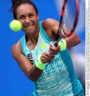 Heather Watson of the United Kingdom returns a shot to Jelena Jankovic of Serbia in their first round match of the women s singles during the 2015 WTA Tennis Damen Wuhan Open tennis tournament in Wuhan city, central China s Hubei province, 28 September 2015. Jelena Jankovic defeated Heather Watson 2-1 (6 3, 2 6, 6 3). Jelena Jankovic beats Heather Watson at Wuhan Open  20150928_50360
