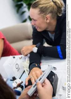 WUHAN, CHINA - SEPTEMBER 28: (CHINA OUT) Caroline Wozniacki of Denmark visits a nail salon during day two of the 2015 Wuhan Open on September 28, 2015 in Wuhan, Hubei Province of China.  CFP473574137 