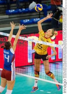 28.09.2015, Indoor Sportcentrum, Eindhoven Volleyball, Europameisterschaft, Vorrunde, Deutschland vs. Tschechische Republik Tschechien Block Nikol Sajdova ( 14 CZE) - Angriff Margareta Kozuch ( 14 GER)