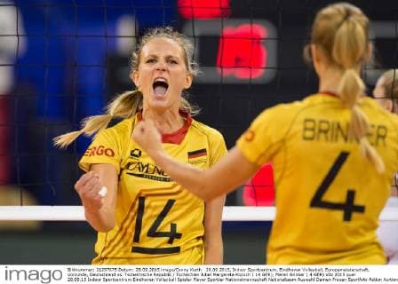 28.09.2015, Indoor Sportcentrum, Eindhoven Volleyball, Europameisterschaft, Vorrunde, Deutschland vs. Tschechische Republik Tschechien Jubel Margareta Kozuch ( 14 GER), Maren Brinker ( 4 GER)