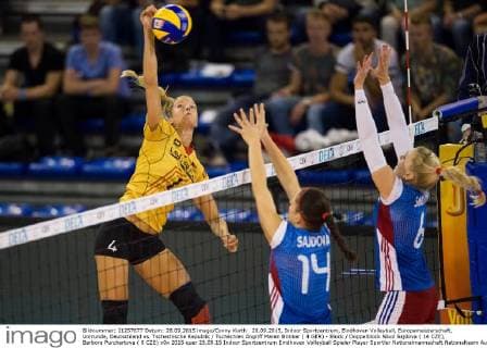 28.09.2015, Indoor Sportcentrum, Eindhoven Volleyball, Europameisterschaft, Vorrunde, Deutschland vs. Tschechische Republik Tschechien Angriff Maren Brinker ( 4 GER) - Block Doppelblock Nikol Sajdova ( 14 CZE), Barbora Purchartova ( 8 CZE)