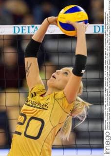 28.09.2015, Indoor Sportcentrum, Eindhoven Volleyball, Europameisterschaft, Vorrunde, Deutschland vs. Tschechische Republik Tschechien Zuspiel Mareen Apitz ( 20 GER)