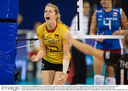 28.09.2015, Indoor Sportcentrum, Eindhoven Volleyball, Europameisterschaft, Vorrunde, Deutschland vs. Tschechische Republik Tschechien Jubel Heike Beier ( 12 GER) nach Matchball Sieg