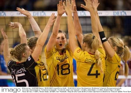 28.09.2015, Indoor Sportcentrum, Eindhoven Volleyball, Europameisterschaft, Vorrunde, Deutschland vs. Tschechische Republik Tschechien Jubel Lisa Thomsen ( 15 GER), Heike Beier ( 12 GER), Wiebke Silge ( 18 GER), Maren Brinker ( 4 GER), Mareen Apitz ( 20 GER) nach Matchball Sieg