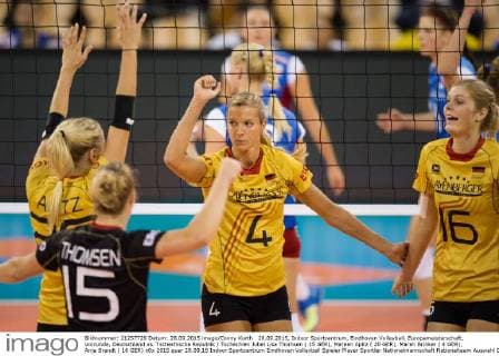 28.09.2015, Indoor Sportcentrum, Eindhoven Volleyball, Europameisterschaft, Vorrunde, Deutschland vs. Tschechische Republik Tschechien Jubel Lisa Thomsen ( 15 GER), Mareen Apitz ( 20 GER), Maren Brinker ( 4 GER), Anja Brandt ( 16 GER)