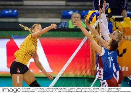 28.09.2015, Indoor Sportcentrum, Eindhoven Volleyball, Europameisterschaft, Vorrunde, Deutschland vs. Tschechische Republik Tschechien Angriff Maren Brinker ( 4 GER) - Block Doppelblock Nikol Sajdova ( 14 CZE), Barbora Purchartova ( 8 CZE)