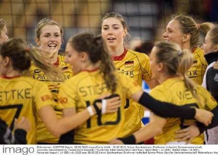28.09.2015, Indoor Sportcentrum, Eindhoven Volleyball, Europameisterschaft, Vorrunde, Deutschland vs. Tschechische Republik Tschechien Jubel Deutschland nach Sieg Heike Beier ( 12 GER), Wiebke Silge ( 18 GER), Margareta Kozuch ( 14 GER)