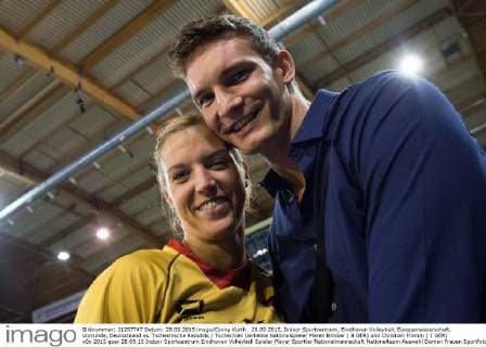 28.09.2015, Indoor Sportcentrum, Eindhoven Volleyball, Europameisterschaft, Vorrunde, Deutschland vs. Tschechische Republik Tschechien Verliebte Nationalspieler Maren Brinker ( 4 GER) und Christian Fromm ( 1 GER)