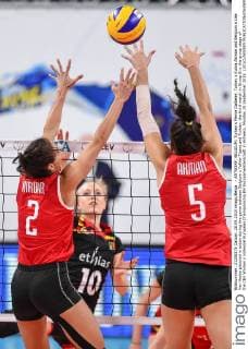 - ANTWERP, BELGIUM: Turkey s Merve Dalbeler, Turkey s Kubra Akman and Belgium s Lise Van Hecke pictured in action during the game between Belgium s Yellow Tigers and Turkey, the third match in Group B in the group stage of the CEV Women s Volleybal European Championship EM Europameisterschaft in Antwerp, Monday 28 September 2015. LUCxCLAESSEN  x04710225x