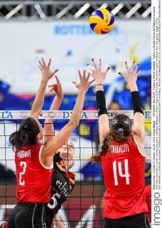 - ANTWERP, BELGIUM: Turkey s Merve Dalbeler, Turkey s Gozde Yilmaz and Belgium s Laura Heyrman pictured in action during the game between Belgium s Yellow Tigers and Turkey, the third match in Group B in the group stage of the CEV Women s Volleybal European Championship EM Europameisterschaft in Antwerp, Monday 28 September 2015. LUCxCLAESSEN  x04710228x