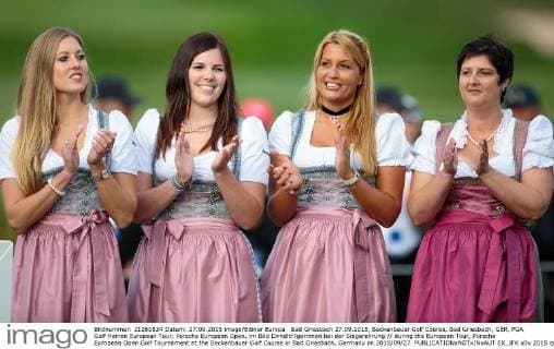 Bad Griesbach 27.09.2015, Beckenbauer Golf Course, Bad Griesbach, GER, PGA Golf Herren European Tour, Porsche European Open, im Bild Dirndltr?gerinnen bei der Siegerehrung during the European Tour, Porsche European Open Golf Tournament at the Beckenbauer Golf Course in Bad Griesbach, Germany on 2015 09 27.  EX_JFK  
