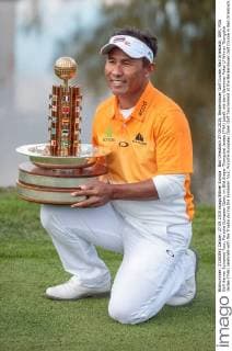 Bad Griesbach 27.09.2015, Beckenbauer Golf Course, Bad Griesbach, GER, PGA Golf Herren European Tour, Porsche European Open, im Bild Sieger Thongchai Jaidee (THA) jubelt mit dem Gewinner Pokal Winner Thongchai Jaidee (THA) celebrate with the Trophy during the European Tour, Porsche European Open Golf Tournament at the Beckenbauer Golf Course in Bad Griesbach, Germany on 2015 09 27.  EX_JFK  